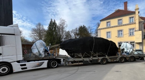 Baumanlieferung – Thomas Lipp